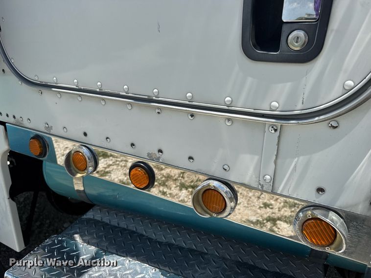 image for item EN4581 2005 Peterbilt 379 semi truck