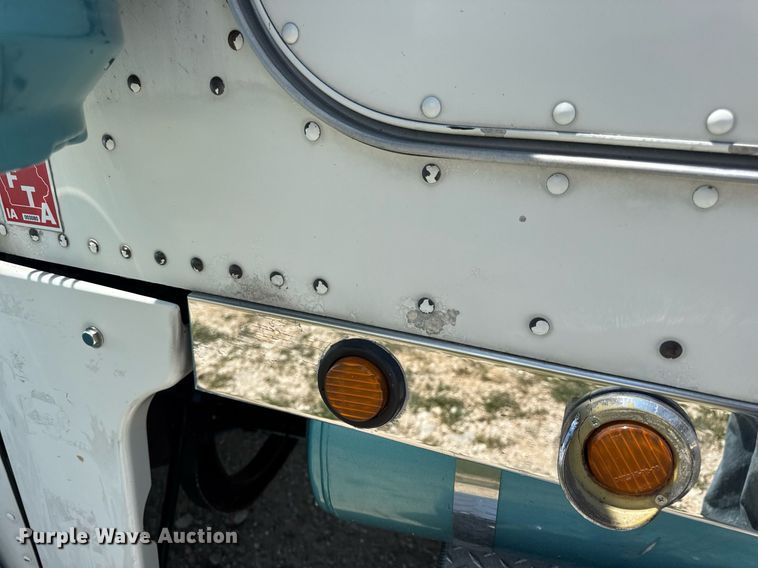 image for item EN4581 2005 Peterbilt 379 semi truck