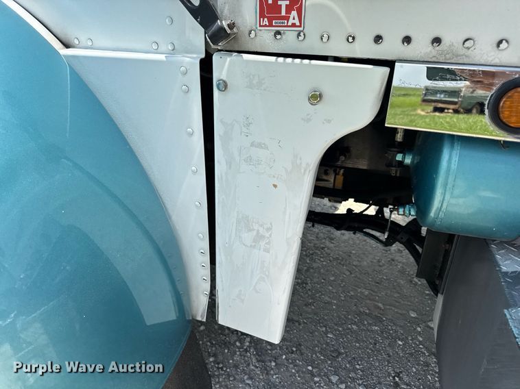 image for item EN4581 2005 Peterbilt 379 semi truck