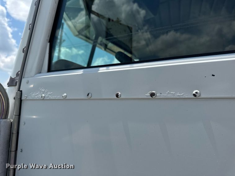 image for item EN4581 2005 Peterbilt 379 semi truck