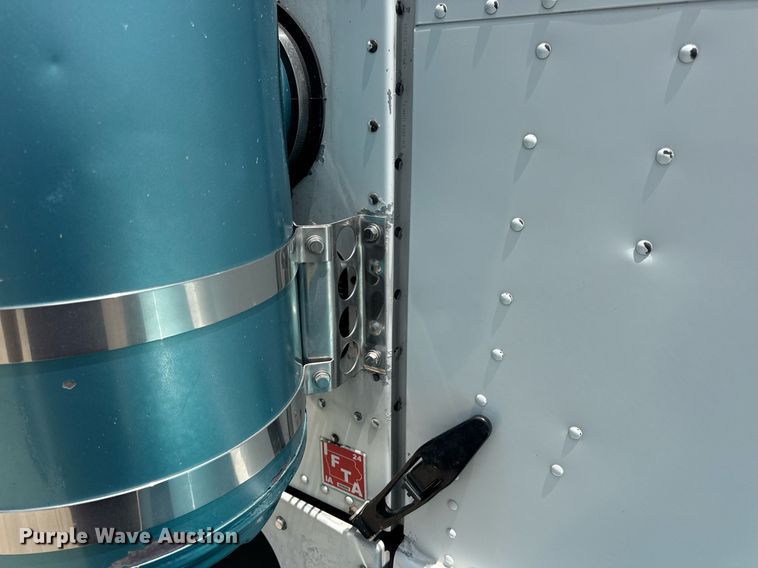 image for item EN4581 2005 Peterbilt 379 semi truck