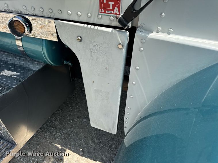 image for item EN4581 2005 Peterbilt 379 semi truck