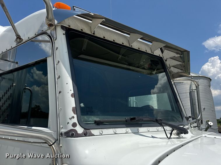 image for item EN4581 2005 Peterbilt 379 semi truck