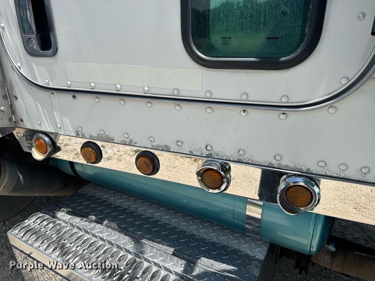 image for item EN4581 2005 Peterbilt 379 semi truck