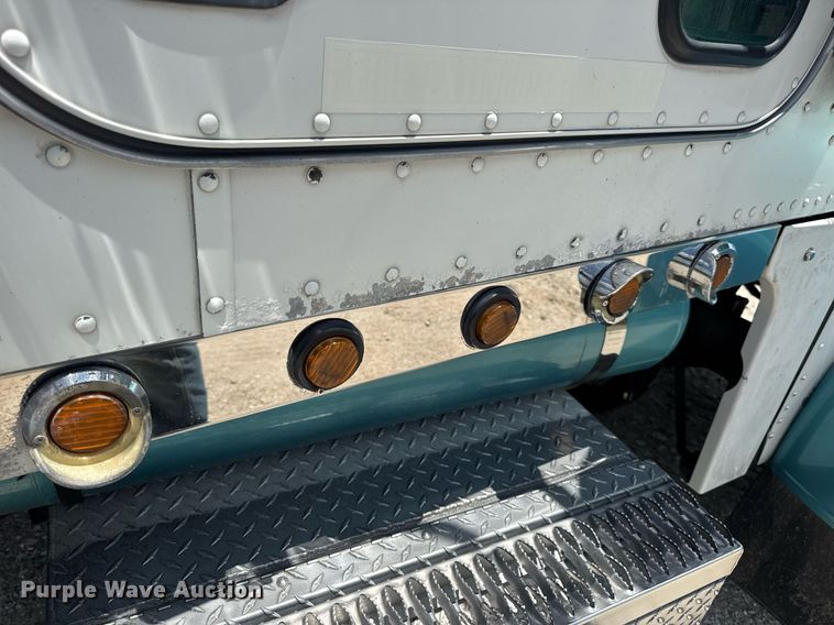 image for item EN4581 2005 Peterbilt 379 semi truck