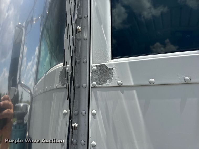 image for item EN4581 2005 Peterbilt 379 semi truck