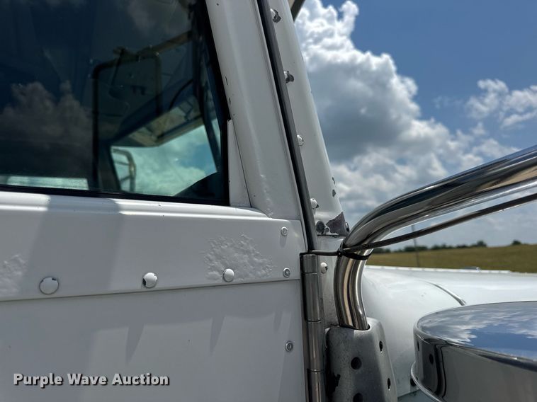 image for item EN4581 2005 Peterbilt 379 semi truck