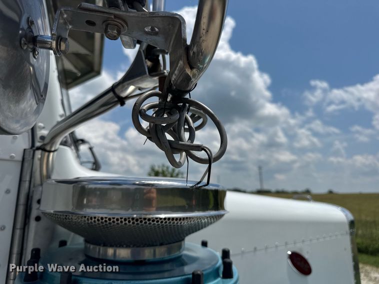 image for item EN4581 2005 Peterbilt 379 semi truck