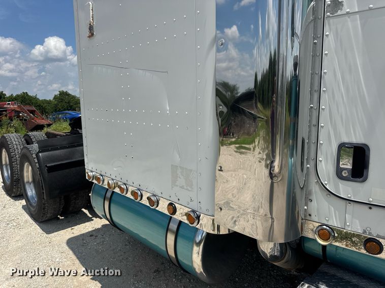 image for item EN4581 2005 Peterbilt 379 semi truck
