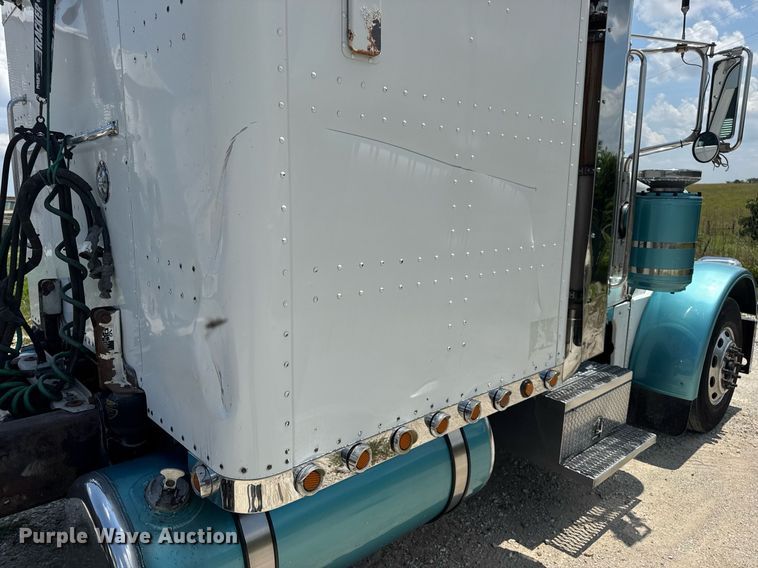 image for item EN4581 2005 Peterbilt 379 semi truck