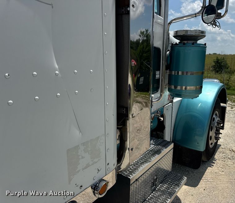image for item EN4581 2005 Peterbilt 379 semi truck