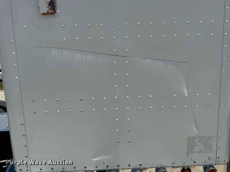 image for item EN4581 2005 Peterbilt 379 semi truck