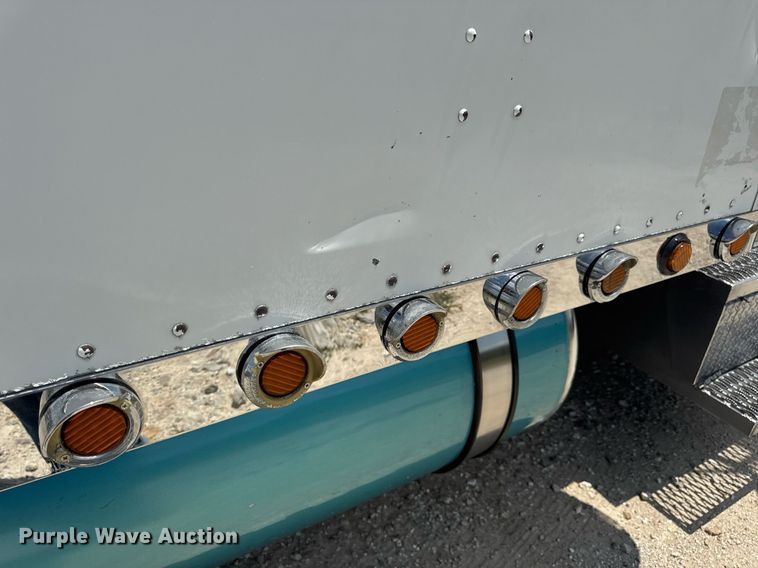 image for item EN4581 2005 Peterbilt 379 semi truck