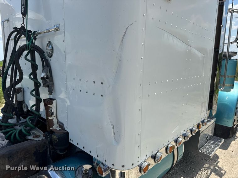 image for item EN4581 2005 Peterbilt 379 semi truck