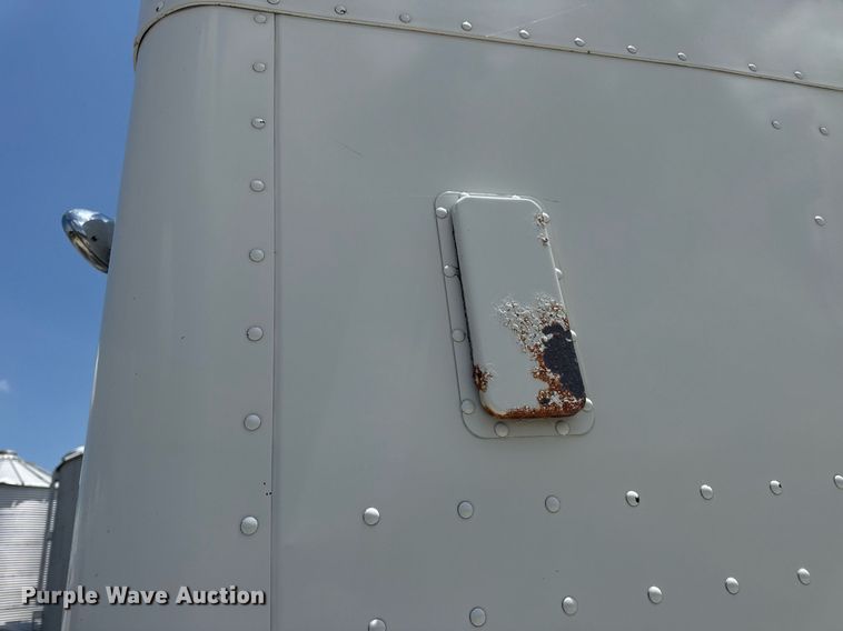 image for item EN4581 2005 Peterbilt 379 semi truck