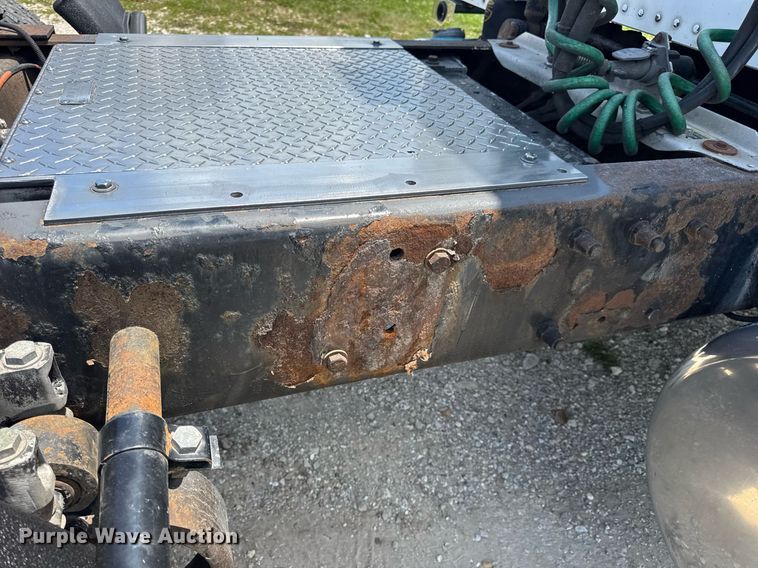 image for item EN4581 2005 Peterbilt 379 semi truck