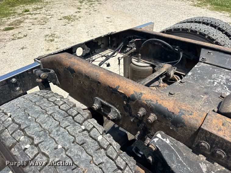 image for item EN4581 2005 Peterbilt 379 semi truck