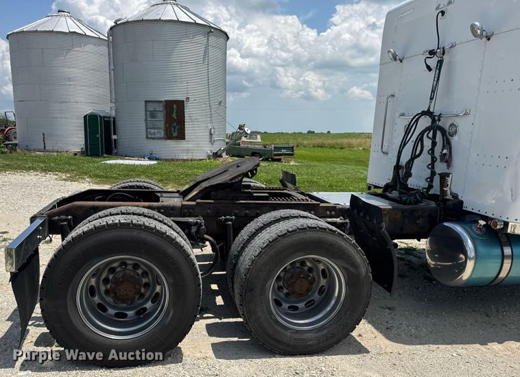 image for item EN4581 2005 Peterbilt 379 semi truck