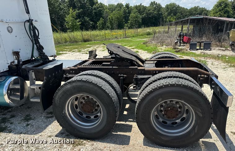 image for item EN4581 2005 Peterbilt 379 semi truck