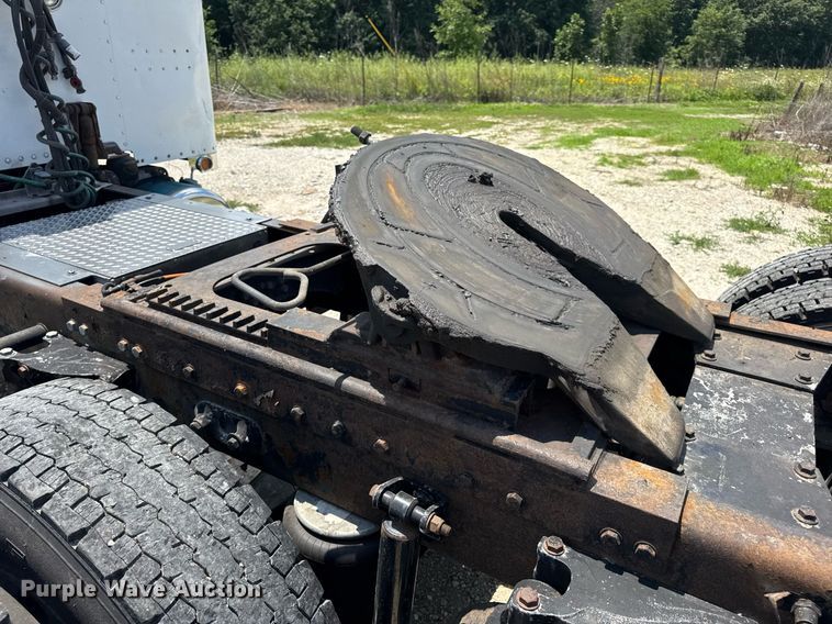 image for item EN4581 2005 Peterbilt 379 semi truck