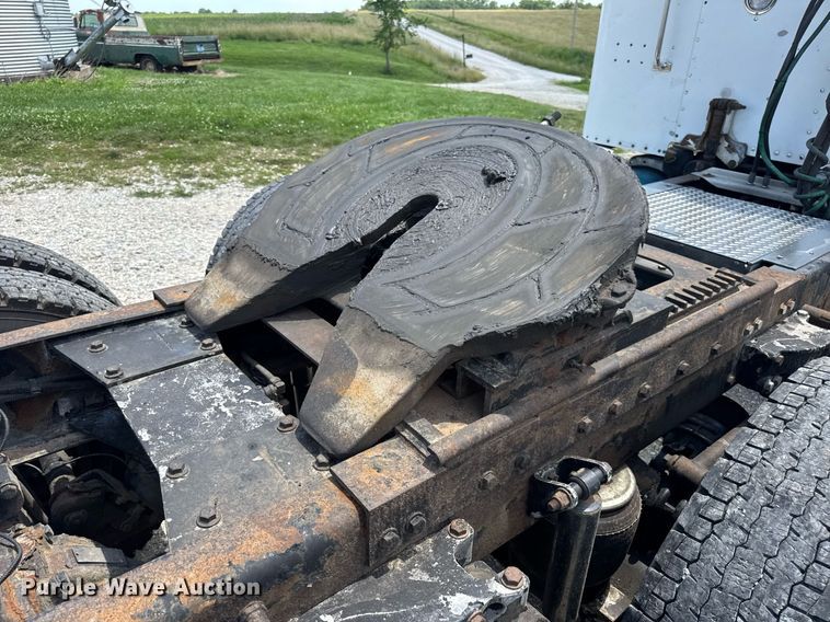 image for item EN4581 2005 Peterbilt 379 semi truck