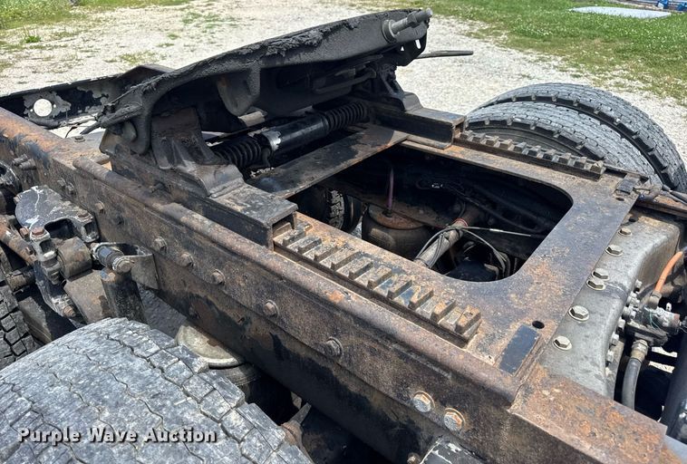 image for item EN4581 2005 Peterbilt 379 semi truck