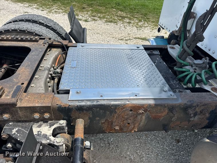 image for item EN4581 2005 Peterbilt 379 semi truck