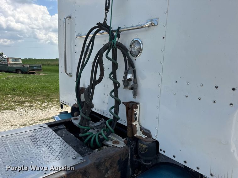 image for item EN4581 2005 Peterbilt 379 semi truck