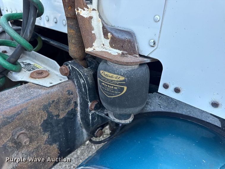 image for item EN4581 2005 Peterbilt 379 semi truck