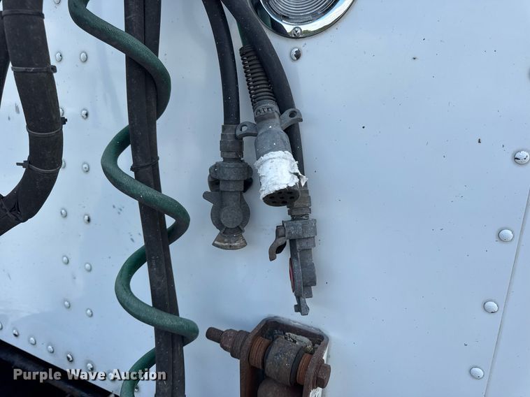 image for item EN4581 2005 Peterbilt 379 semi truck