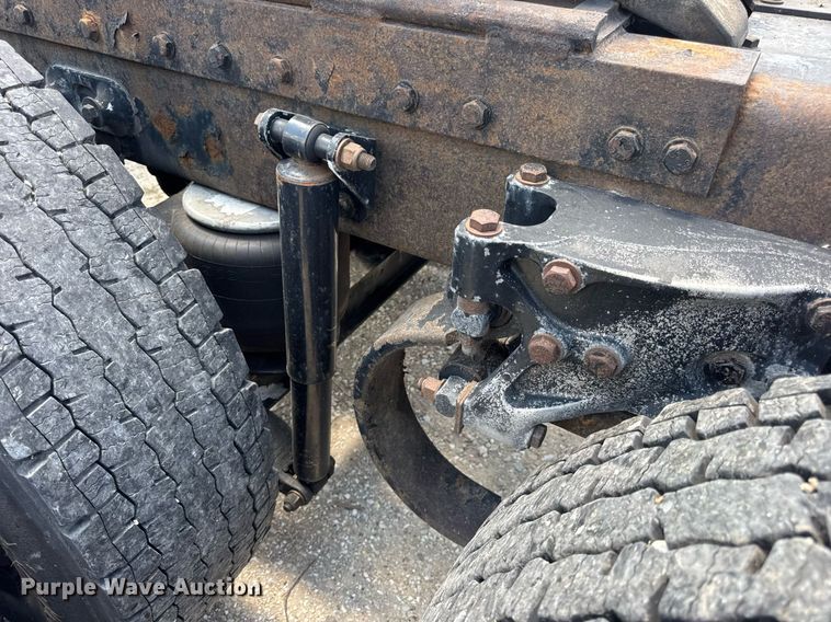 image for item EN4581 2005 Peterbilt 379 semi truck