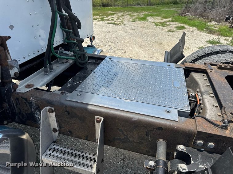 image for item EN4581 2005 Peterbilt 379 semi truck