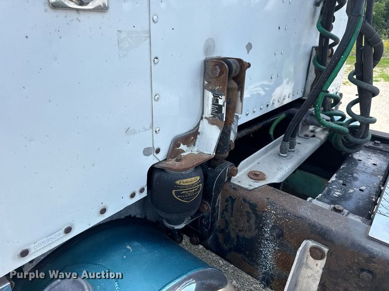 image for item EN4581 2005 Peterbilt 379 semi truck