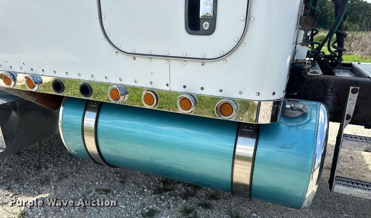 image for item EN4581 2005 Peterbilt 379 semi truck