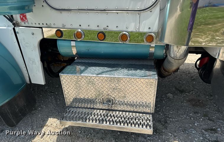 image for item EN4581 2005 Peterbilt 379 semi truck