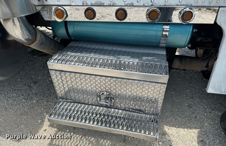 image for item EN4581 2005 Peterbilt 379 semi truck