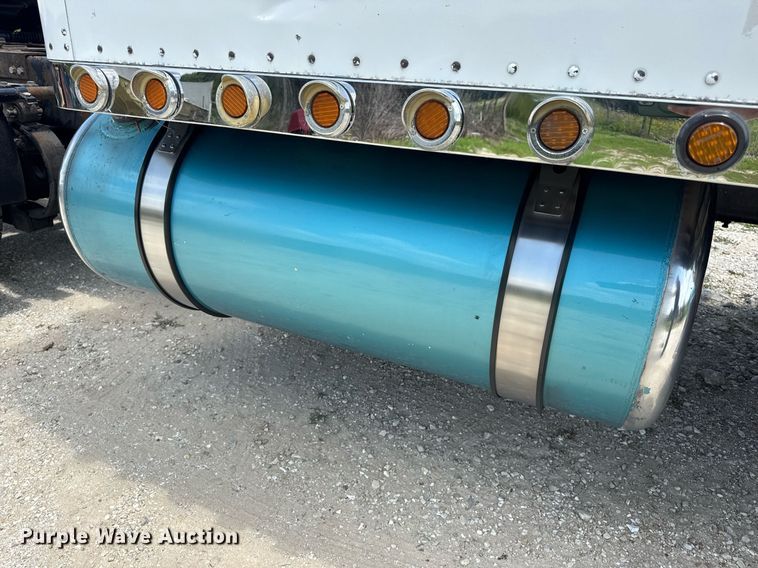 image for item EN4581 2005 Peterbilt 379 semi truck