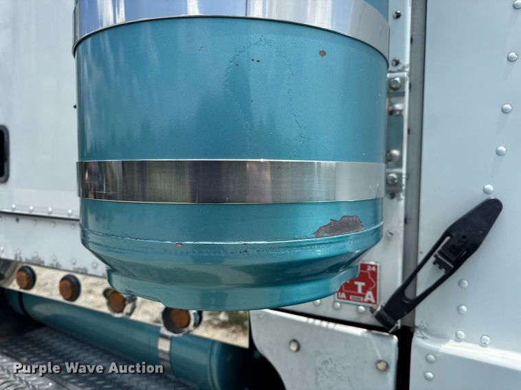 image for item EN4581 2005 Peterbilt 379 semi truck