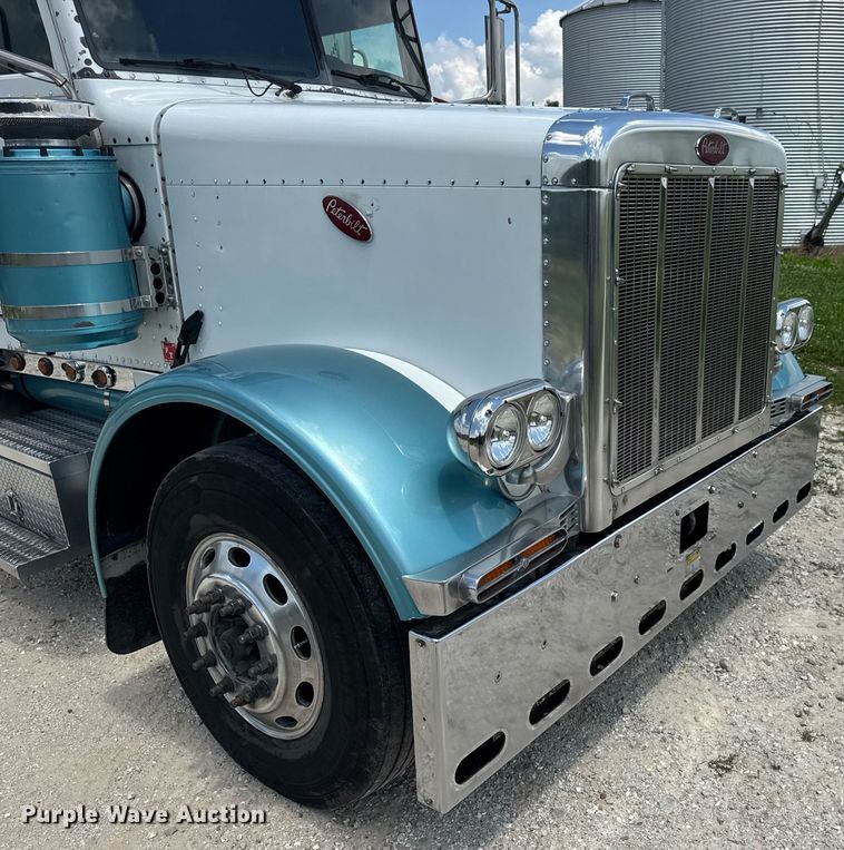 image for item EN4581 2005 Peterbilt 379 semi truck