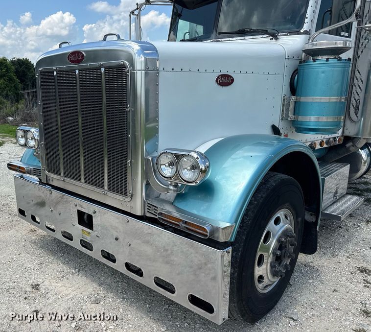 image for item EN4581 2005 Peterbilt 379 semi truck