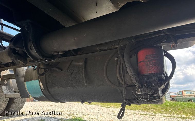 image for item EN4581 2005 Peterbilt 379 semi truck