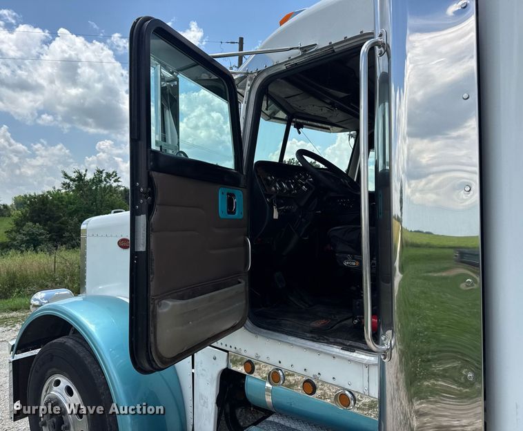 image for item EN4581 2005 Peterbilt 379 semi truck