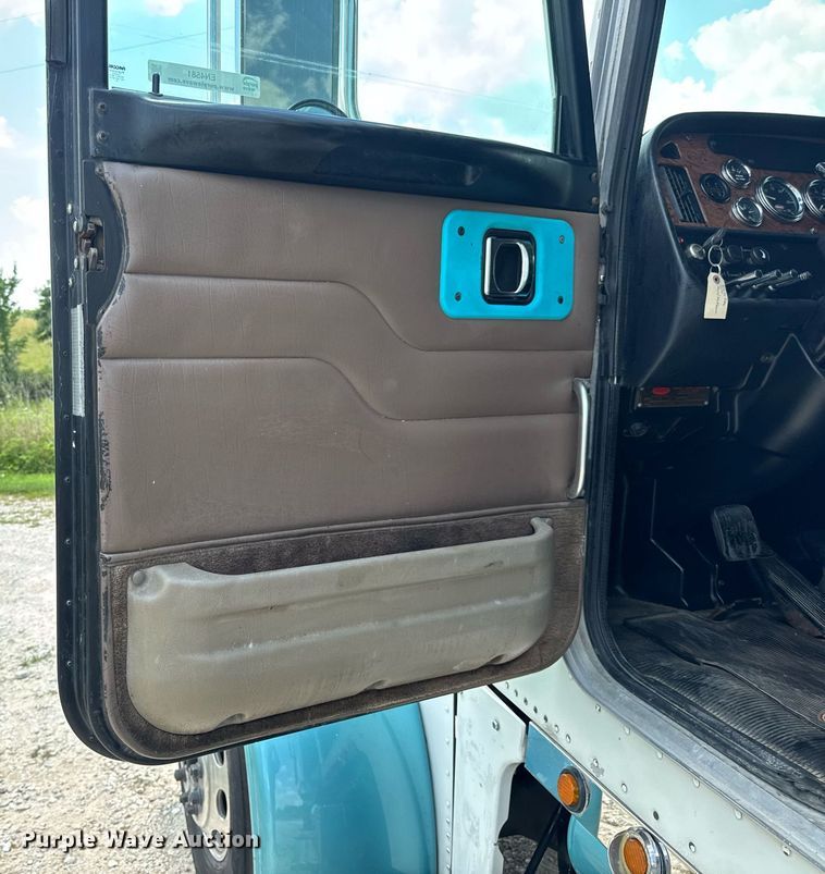 image for item EN4581 2005 Peterbilt 379 semi truck