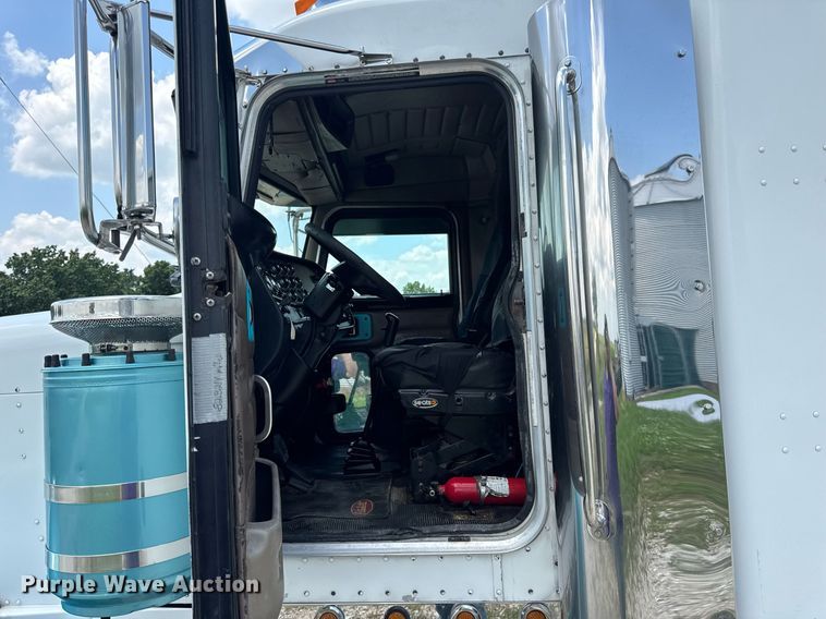 image for item EN4581 2005 Peterbilt 379 semi truck