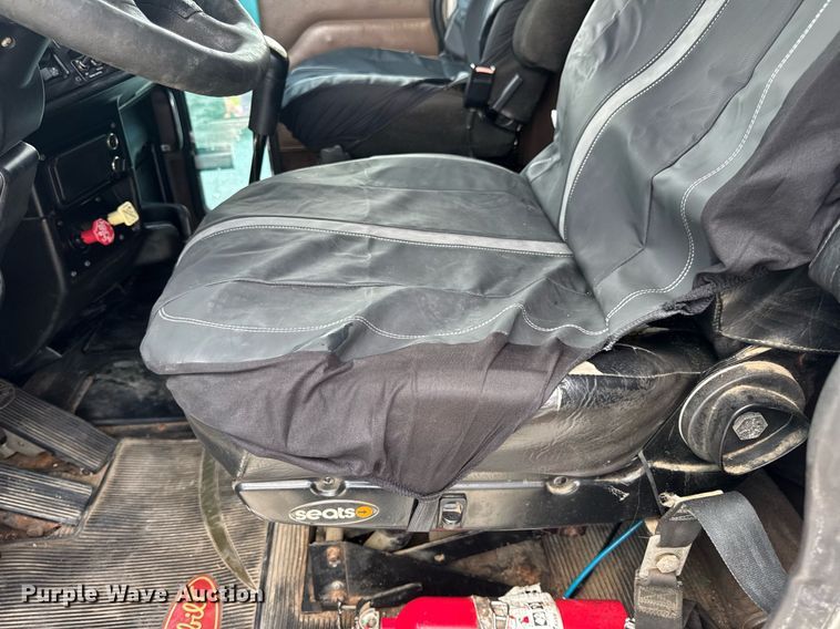 image for item EN4581 2005 Peterbilt 379 semi truck