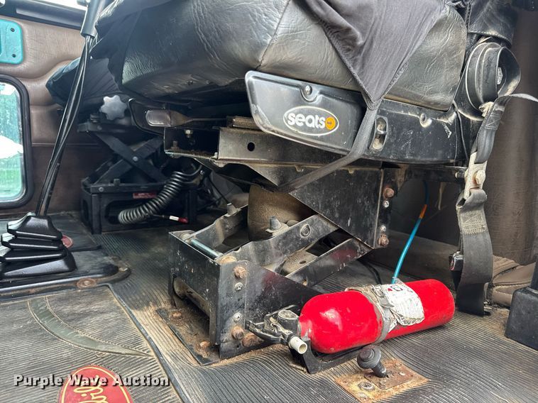 image for item EN4581 2005 Peterbilt 379 semi truck