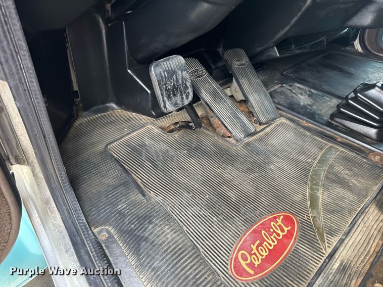 image for item EN4581 2005 Peterbilt 379 semi truck