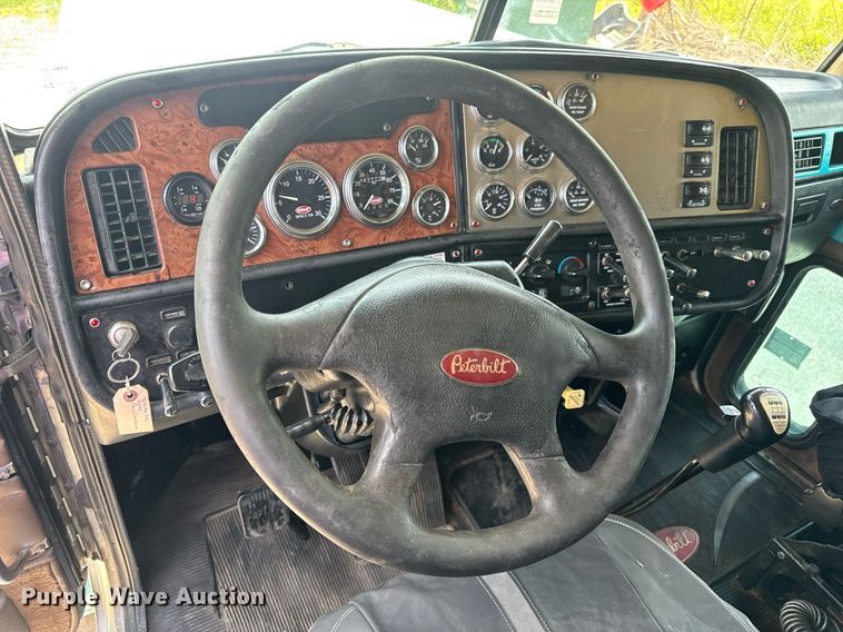 image for item EN4581 2005 Peterbilt 379 semi truck