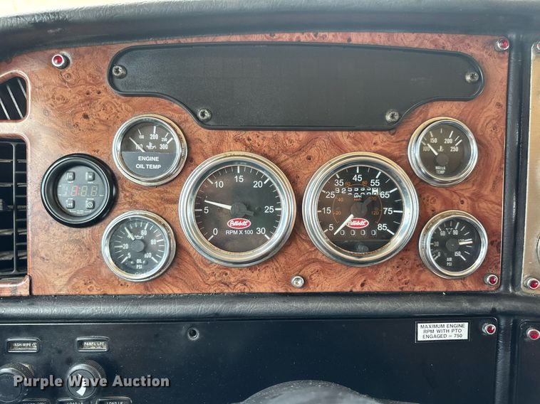 image for item EN4581 2005 Peterbilt 379 semi truck