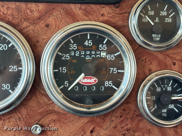 image for item EN4581 2005 Peterbilt 379 semi truck